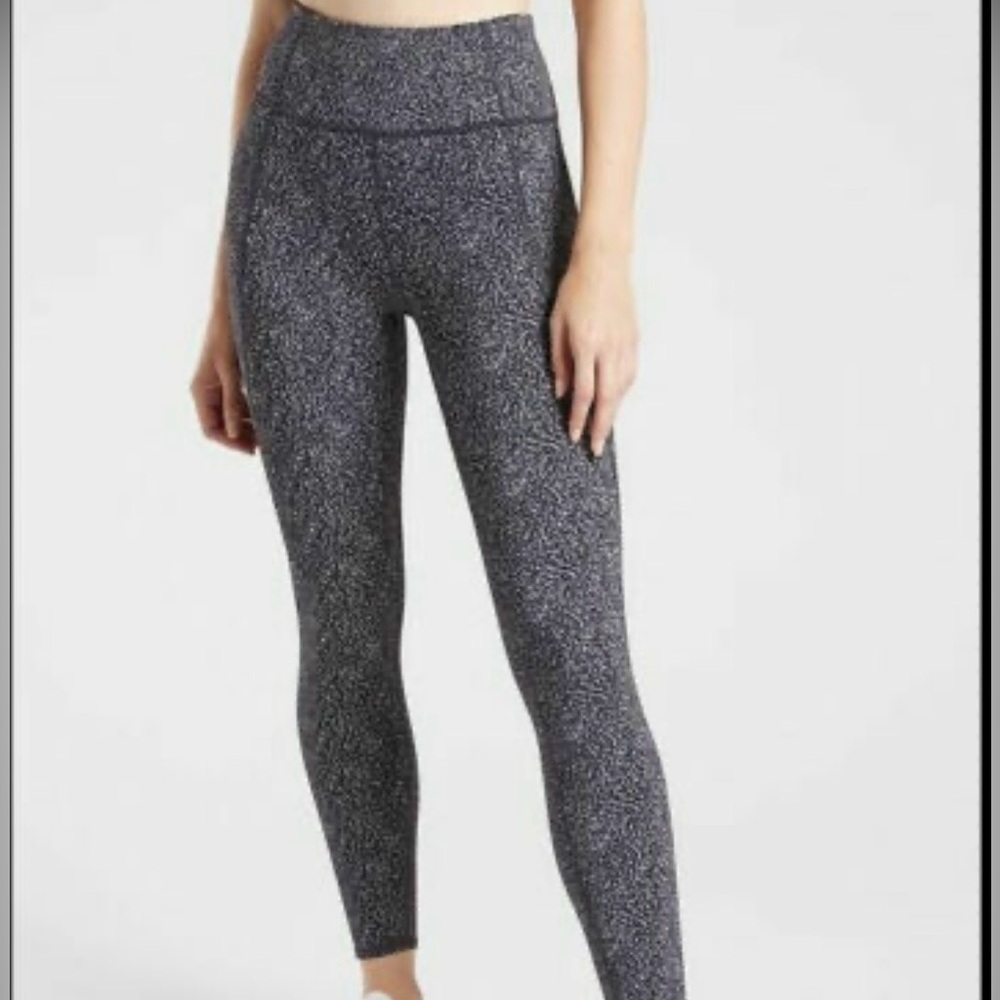 Woman’s Athleta Black and White Lightning Static 7/8 Leggings Medium Athletic
